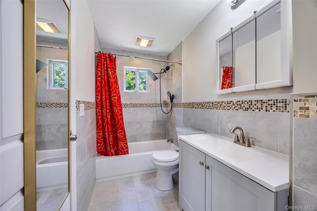 71 Penn Street, Lake Grove, NY 11755
