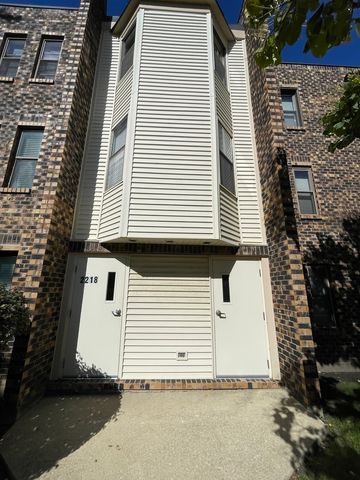 2218 Country Club Drive 22, Woodridge, IL 60517
