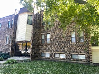 2218 Country Club Drive 22, Woodridge, IL 60517