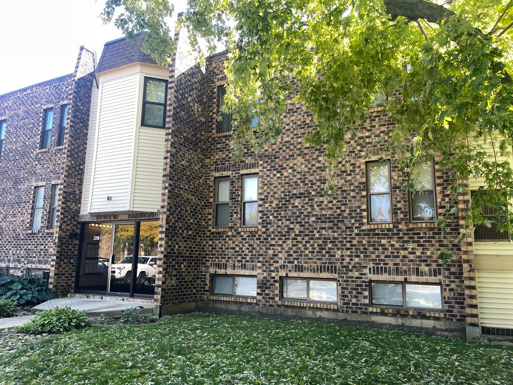2218 Country Club Drive 22, Woodridge, IL 60517