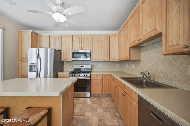 564 St Andrews Place, Manalapan, NJ 07726