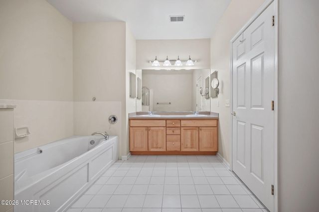 564 St Andrews Place, Manalapan, NJ 07726