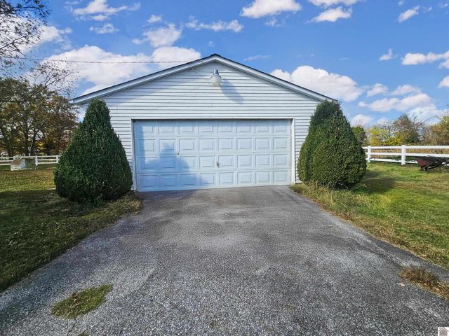 305 State Route 893, Mayfield, KY 42066