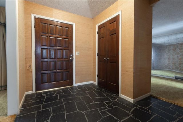 1343 Camelot Drive, Liberty, MO 64068