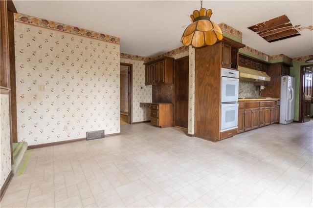 1343 Camelot Drive, Liberty, MO 64068