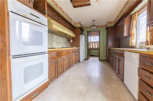 1343 Camelot Drive, Liberty, MO 64068