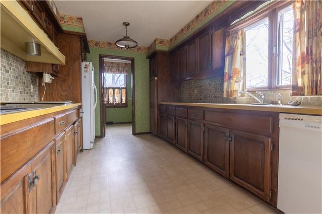 1343 Camelot Drive, Liberty, MO 64068