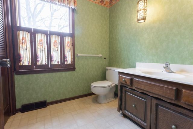 1343 Camelot Drive, Liberty, MO 64068