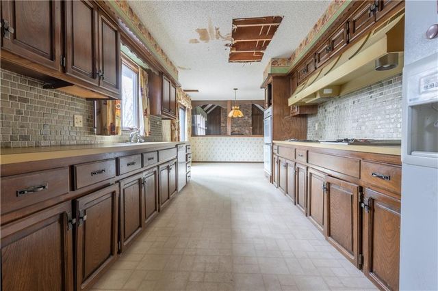 1343 Camelot Drive, Liberty, MO 64068