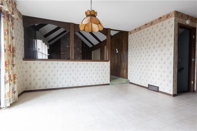 1343 Camelot Drive, Liberty, MO 64068