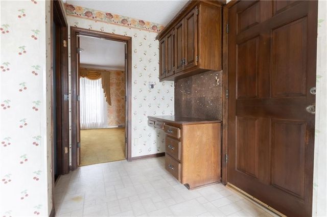 1343 Camelot Drive, Liberty, MO 64068