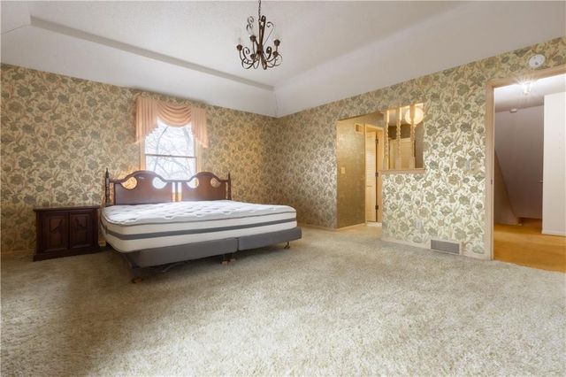 1343 Camelot Drive, Liberty, MO 64068