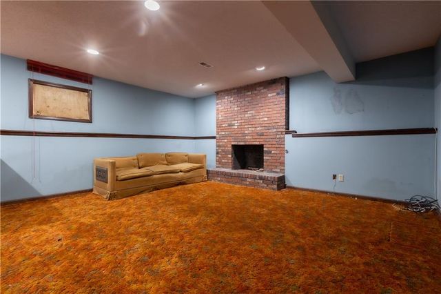 1343 Camelot Drive, Liberty, MO 64068