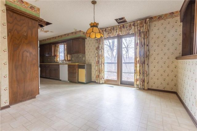 1343 Camelot Drive, Liberty, MO 64068