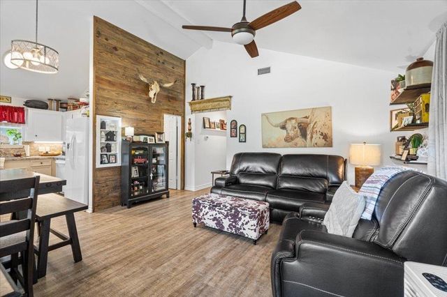 150 Copeland Hill RD, Smithville, TX 78957