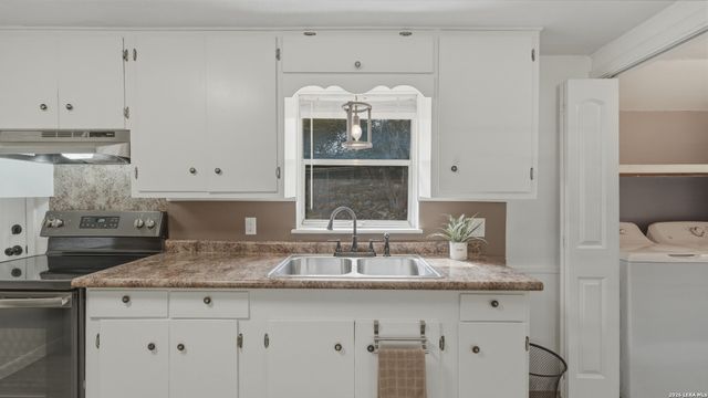 113 Creekview Dr, Canyon Lake, TX 78133