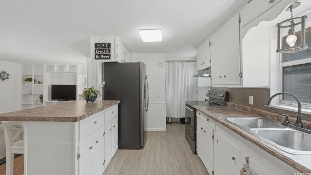 113 Creekview Dr, Canyon Lake, TX 78133