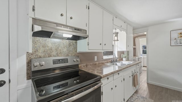 113 Creekview Dr, Canyon Lake, TX 78133