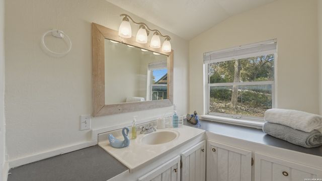 113 Creekview Dr, Canyon Lake, TX 78133