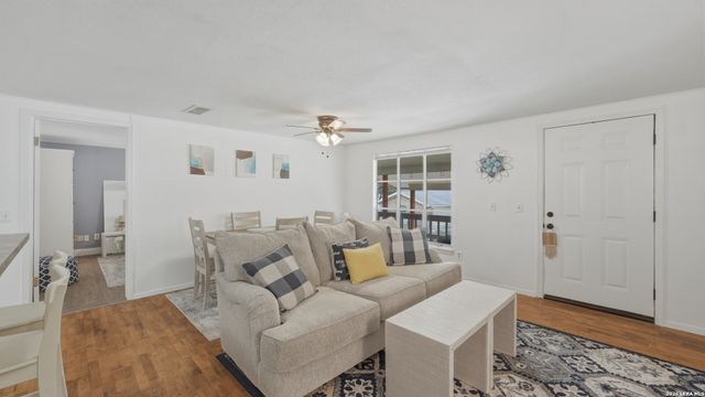 113 Creekview Dr, Canyon Lake, TX 78133