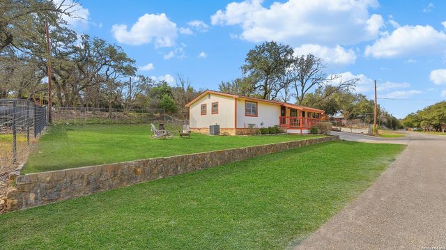 113 Creekview Dr, Canyon Lake, TX 78133