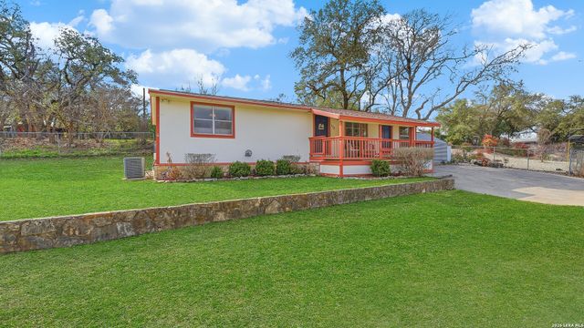 113 Creekview Dr, Canyon Lake, TX 78133