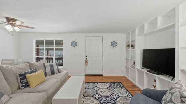 113 Creekview Dr, Canyon Lake, TX 78133