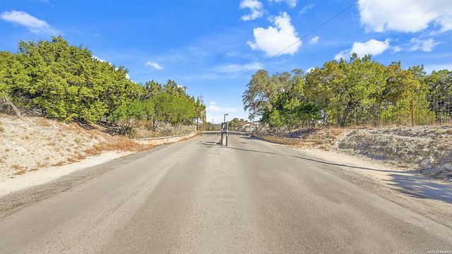 113 Creekview Dr, Canyon Lake, TX 78133