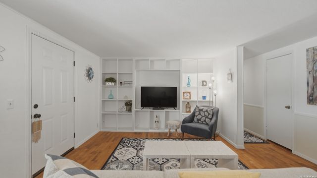 113 Creekview Dr, Canyon Lake, TX 78133