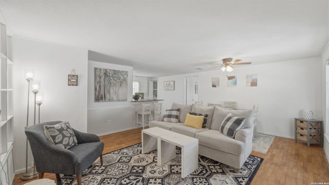 113 Creekview Dr, Canyon Lake, TX 78133