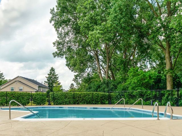 221 Ivy Court, Streamwood, IL 60107