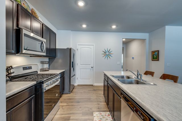 5037 Hunters Village Dr, Lebanon, TN 37087