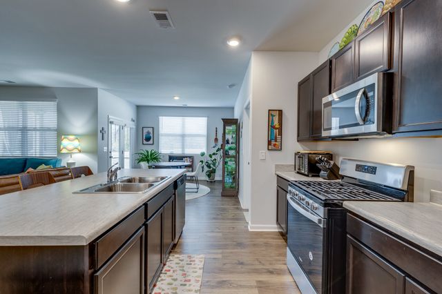 5037 Hunters Village Dr, Lebanon, TN 37087