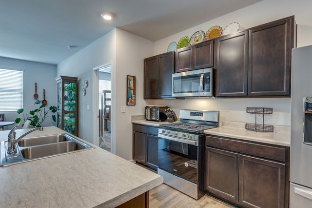 5037 Hunters Village Dr, Lebanon, TN 37087