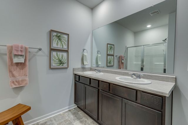 5037 Hunters Village Dr, Lebanon, TN 37087