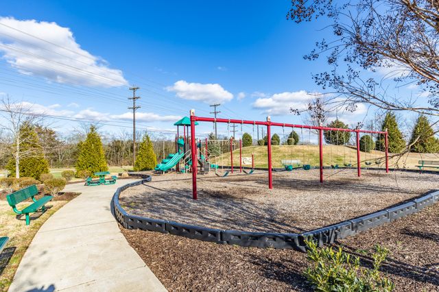 5037 Hunters Village Dr, Lebanon, TN 37087