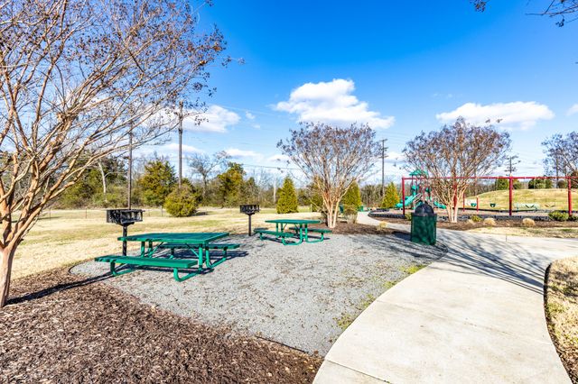 5037 Hunters Village Dr, Lebanon, TN 37087