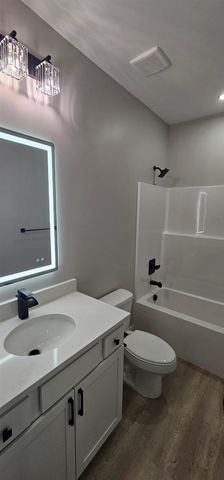 1501 E Midway Ct, Valley Center, KS 67147