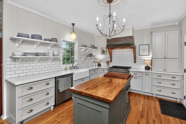 6004 Nottingham Drive, Johnston, IA 50131