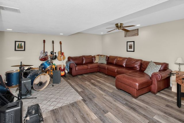 6004 Nottingham Drive, Johnston, IA 50131