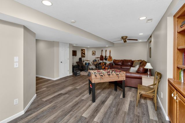 6004 Nottingham Drive, Johnston, IA 50131