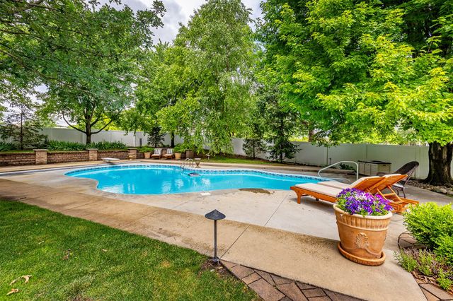 6004 Nottingham Drive, Johnston, IA 50131