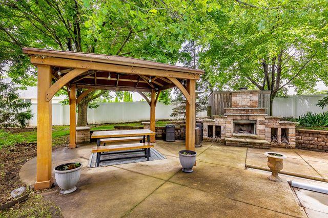 6004 Nottingham Drive, Johnston, IA 50131