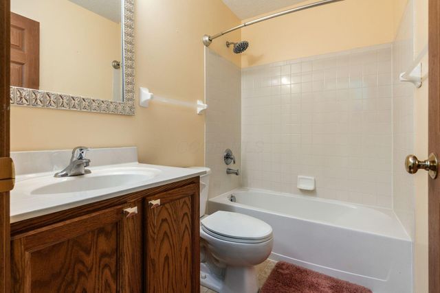 206 Purple Finch Loop, Pataskala, OH 43062