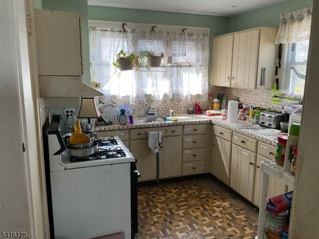 39 Alps Rd, Wayne Twp., NJ 07470