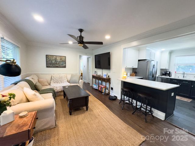 5415 Larchmont Avenue, Charlotte, NC 28215