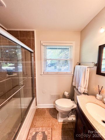 5415 Larchmont Avenue, Charlotte, NC 28215