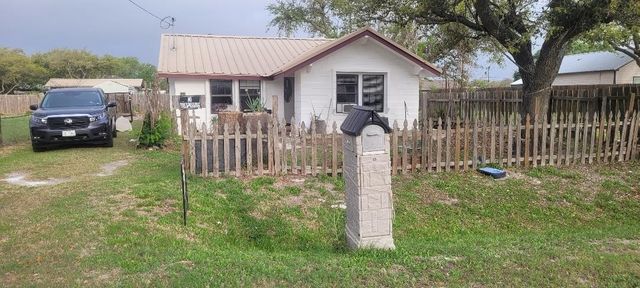 801 S Ann St, Rockport, TX 78382