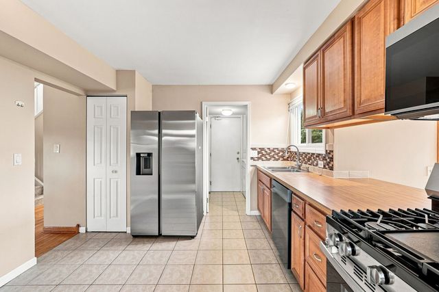 4345 Rock Cove Drive, Hoffman Estates, IL 60192