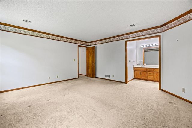 7304 W 114th Terrace, Overland Park, KS 66210